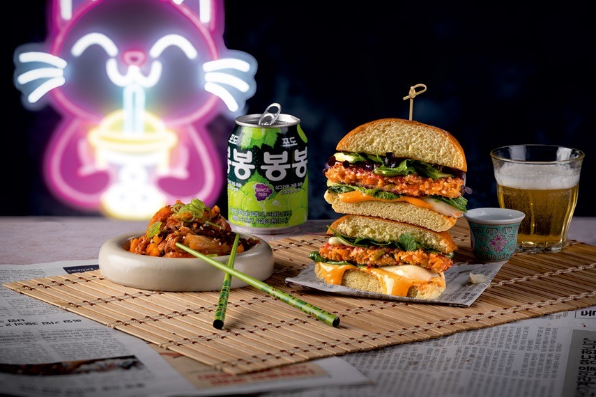 E3_Crunchy_Kimchi_halbiert_Neon_an_leichte_Draufsicht_RET_300dpi (1)